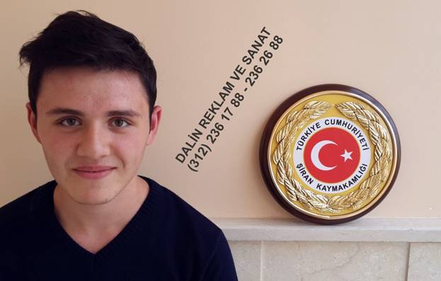 KÜRSÜÖNÜ AMBLEMİ 25 CM LİK CEVİZ ZEMİNLİ