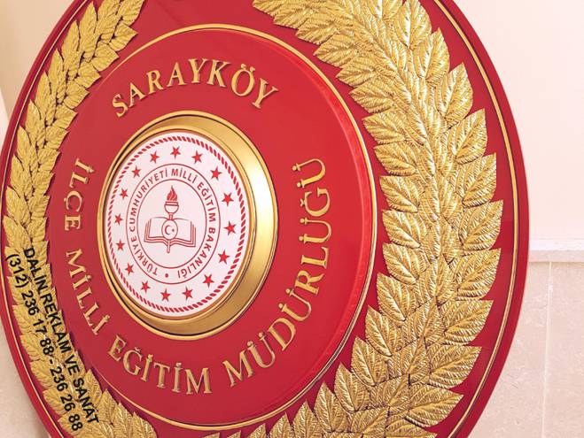 MİLLİ EĞİTİM ÇELENK İLÇE MİLLİ EĞİTİM MÜDÜRLÜĞÜ KABARTMA KIRMIZI METAL ÇELENK DETAYLI RESİM