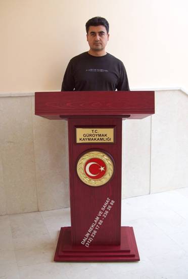 KONUŞMA KÜRSÜSÜ KLASİK MODEL KAYMAKAMLIK ÇAY RENGİ İLAVE LEVHALI ÜÇ SATIR YAZILI