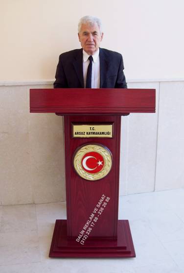 KONUŞMA KÜRSÜSÜ KLASİK MODEL KAYMAKAMLIK MAUN RENGİ İLAVE LEVHALI