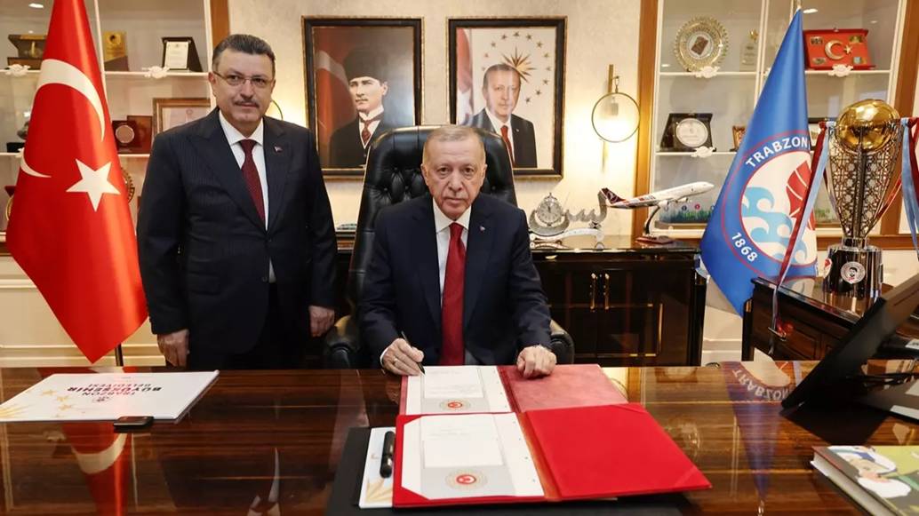 Trabzon B�y�k�ehir Belediyesi �eref Defteri Cumhurba�kan� Recep Tayyip Erdo�an �mzal�yor