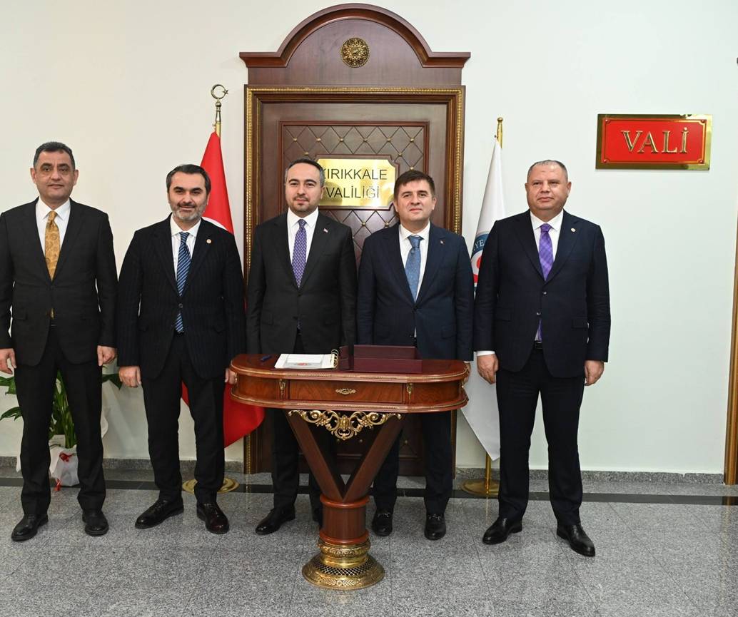 �evre, �ehircilik ve �klim De�i�ikli�i Bakan Yard�mc�s� Burak Demiralp K�r�kkale Valili�inde �eref Defteri �mzal�yor