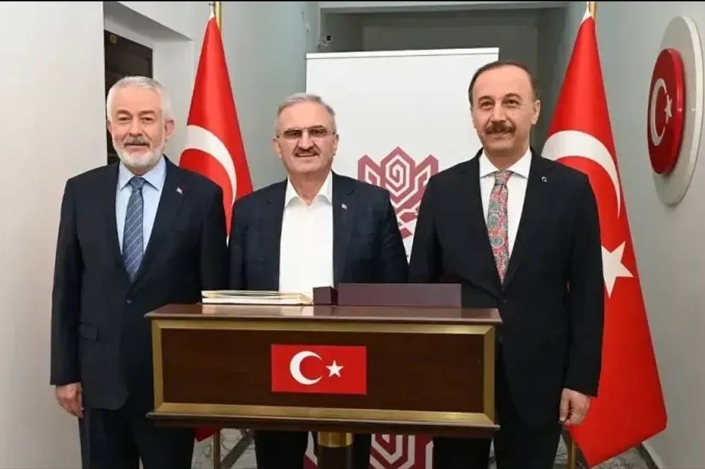 ��i�leri Bakan Yard�mc�s� M�nir Karalo�lu Isparta Valili�inde �ereef Defteri �mzal�yor